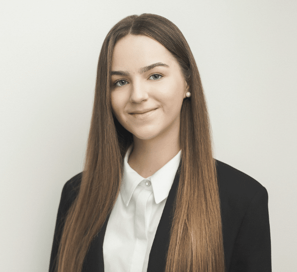 headshot of Alina